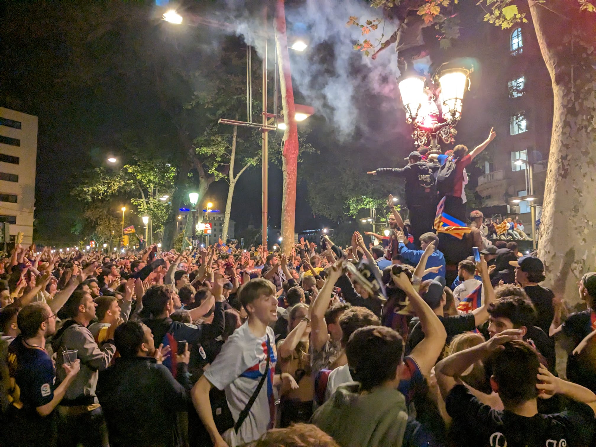 Aficionats del Barça celebren el títol de Lliga a Canaletes | Joan Pol Alcaraz