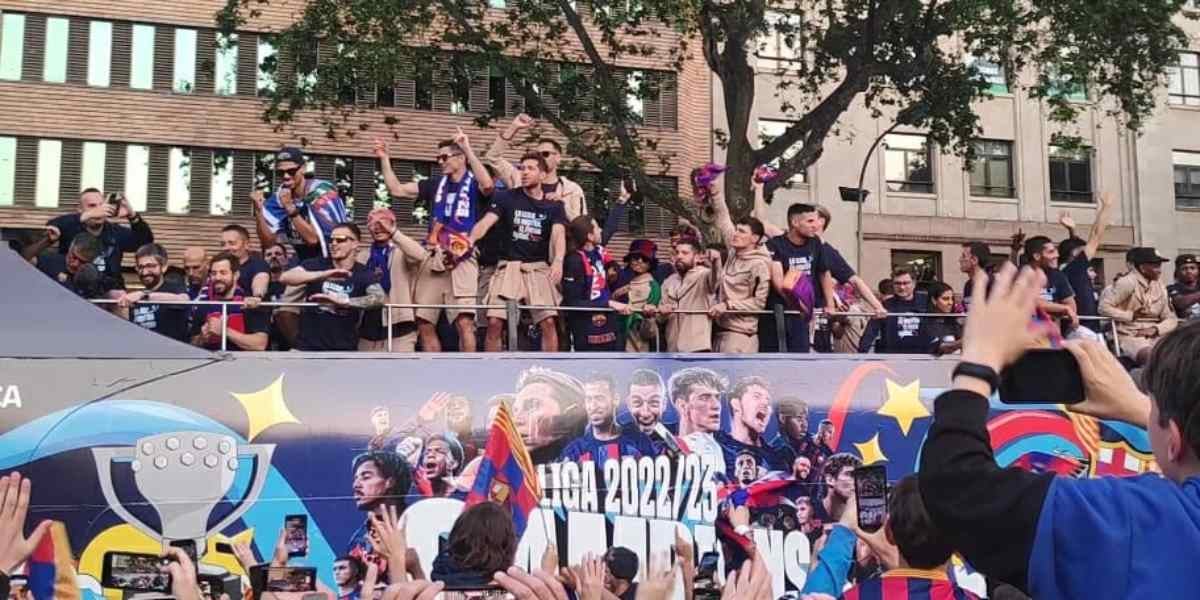 Els campions de Lliga, durant la rua pels carrers de Barcelona | Amit Gayà