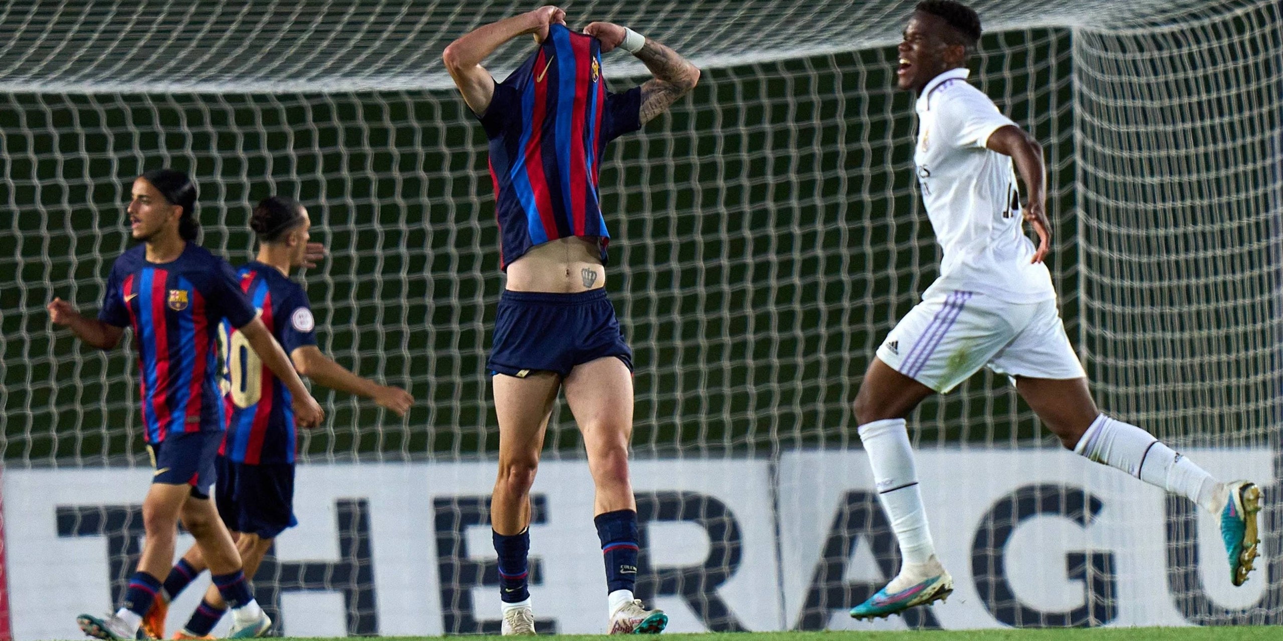Els jugadors del Barça lamenten l'eliminació del 'play-off' d'ascens a Segona en mans del Reial Madrid | Europa Press