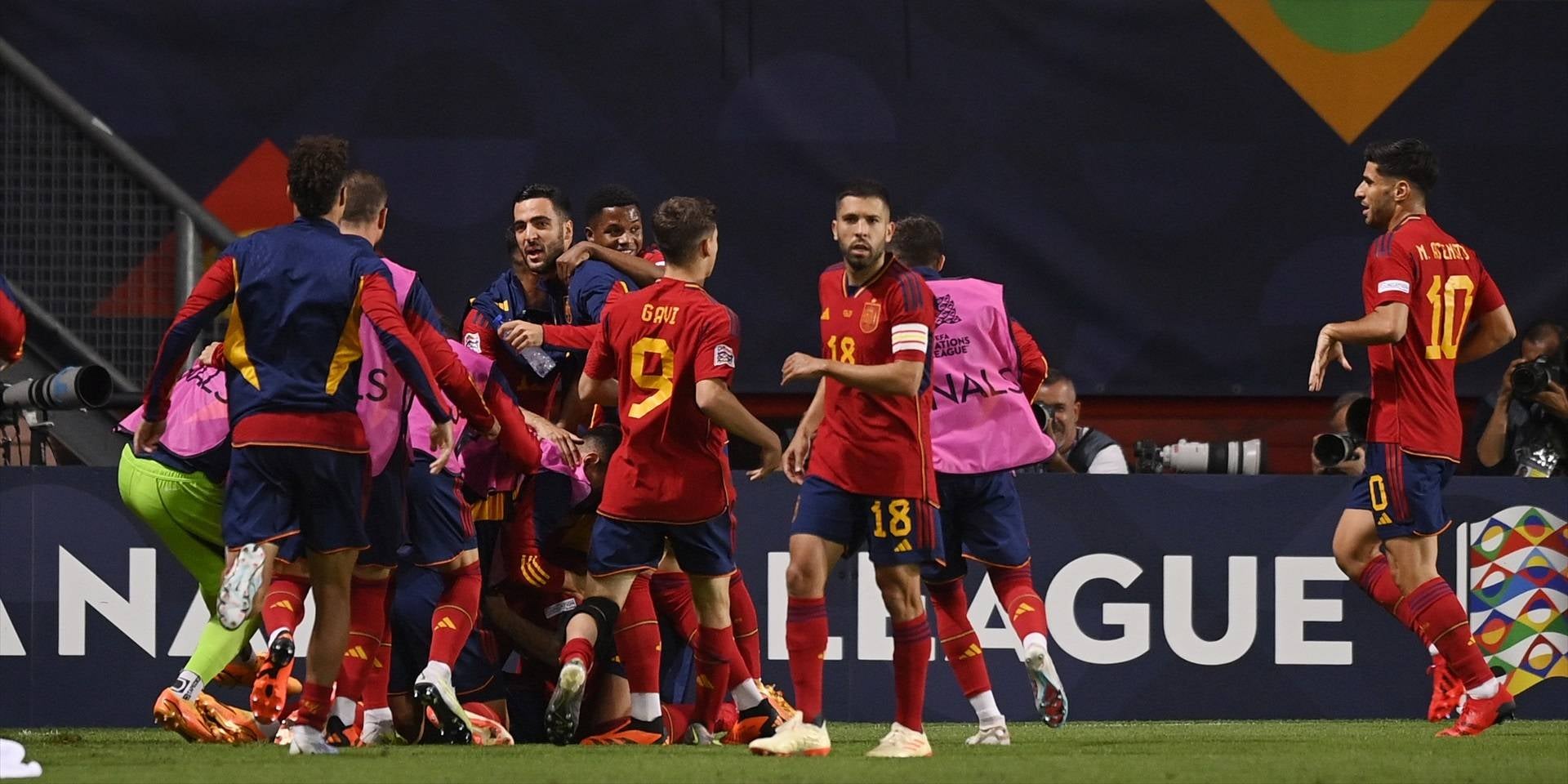 Joselu Mato celebra el seu gol a la Nations League amb els companys de la selecció espanyola | Europa Press