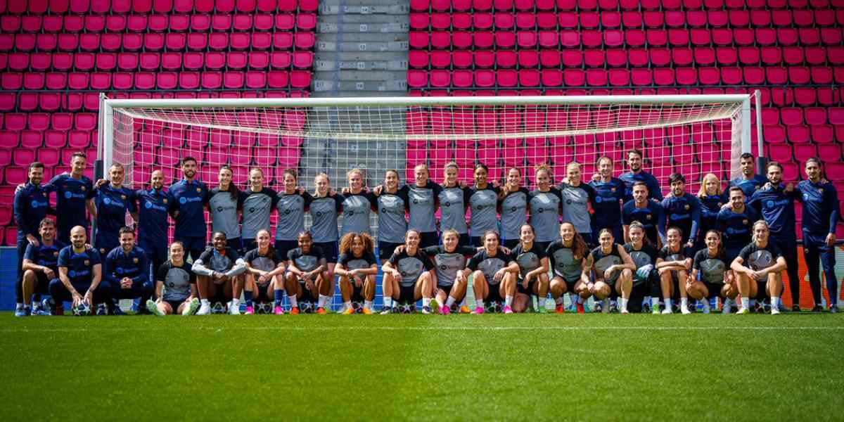 La plantilla del Barça femení a la gespa de l'estadi de la final | FC Barcelona