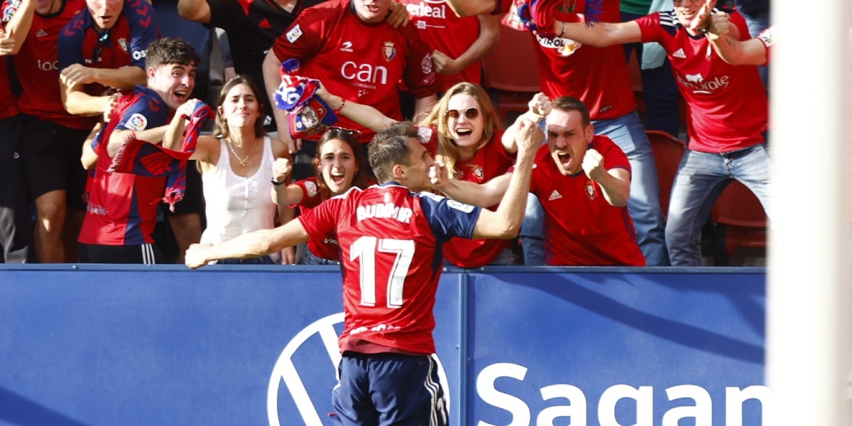 Ante Budimir celebrant amb els aficionats d'Osasuna | CA Osasuna
