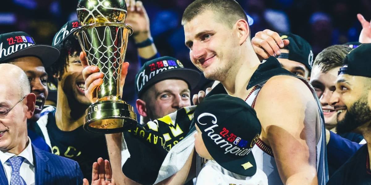 Nikola Jokic, amb el trofeu de campió de l'NBA | Denver Nuggets