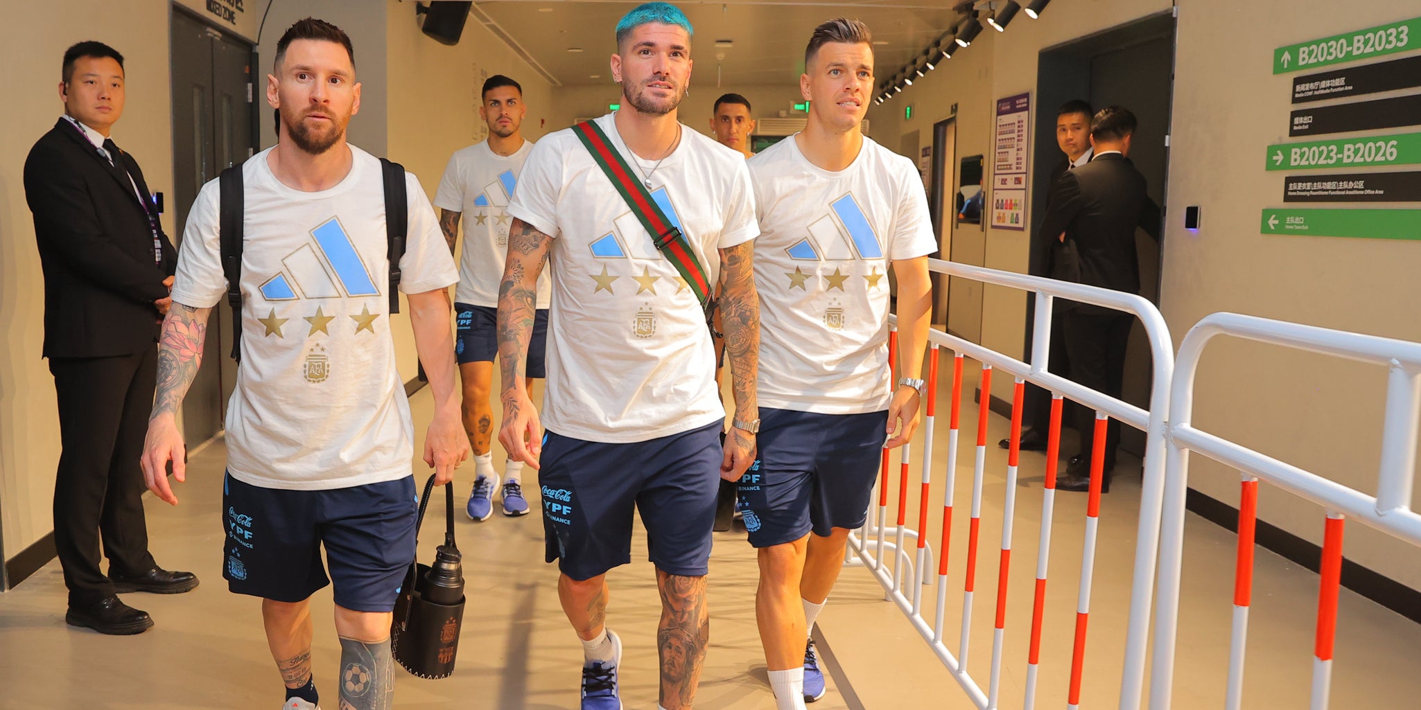 Leo Messi, amb l'escut del Barça en una ampolla | Argentina