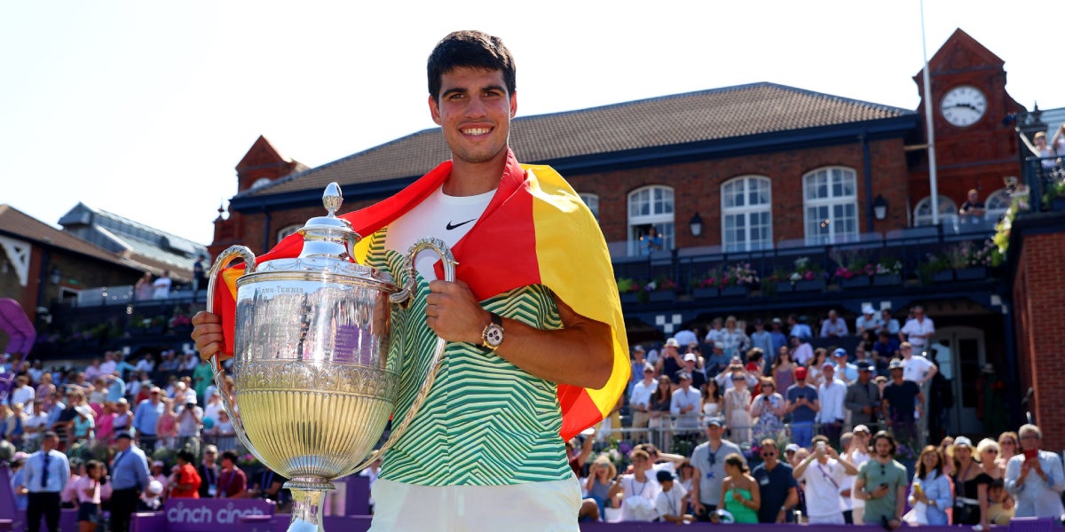 Carlos Alcaraz amb el trofeu del Queen's Club | @QueensTennis