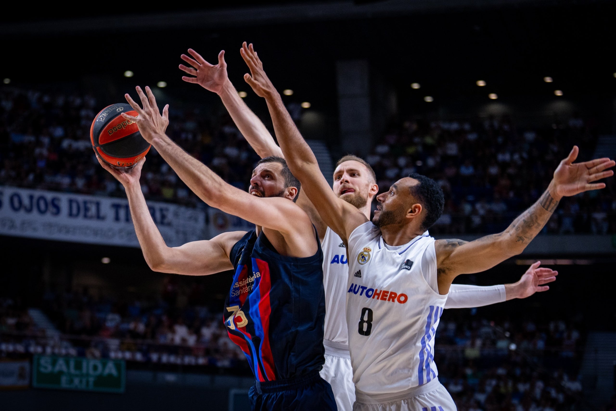 Mirotic intenta llançar envoltat de jugadors del Madrid | FC Barcelona
