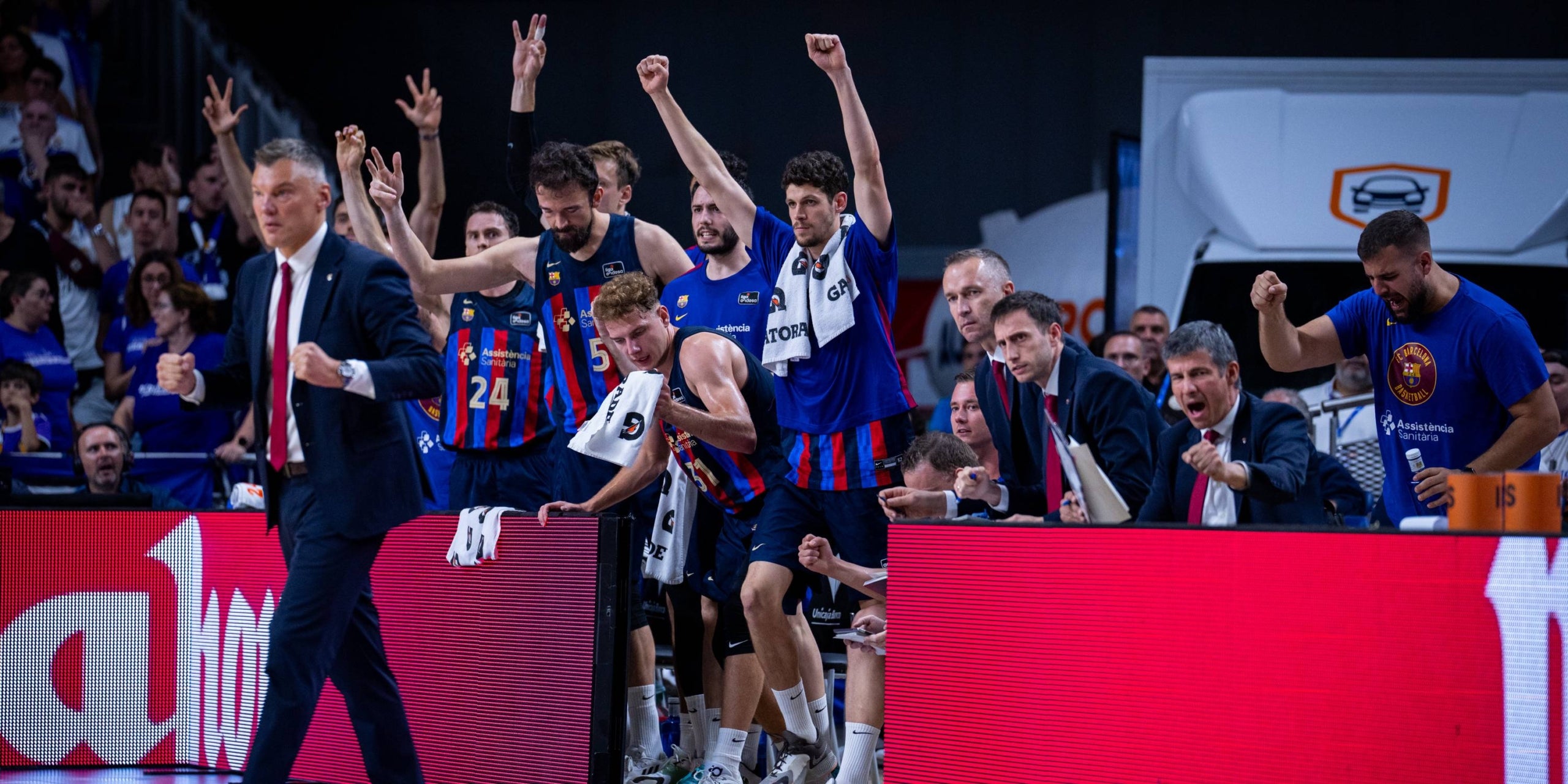 La banqueta del Barça celebra una cistella a la pista del Madrid a la final de l'ACB | FC Barcelona