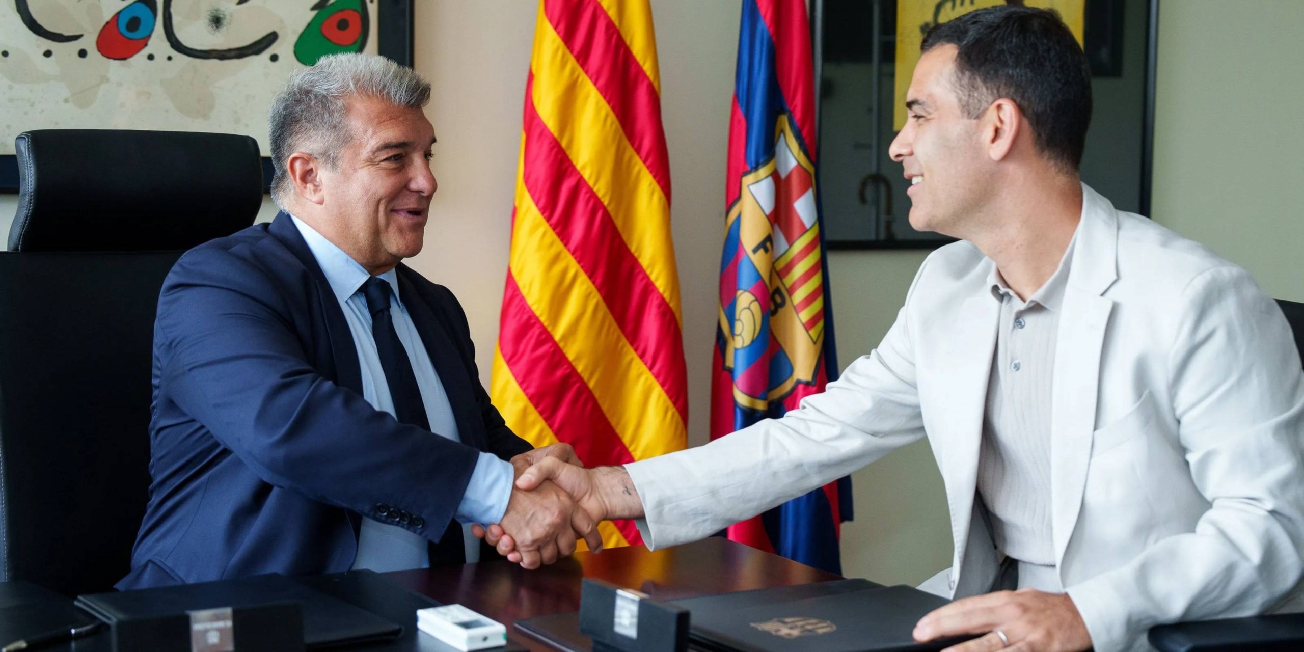 Joan Laporta y Rafa Márquez escenifican la renovación del entrenador mexicano | FC Barcelona