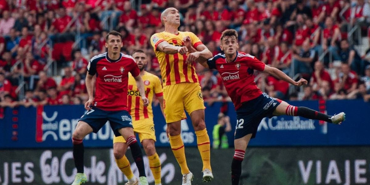 Oriol Romeu lluitant per una pilota contra Osasuna | Girona FC