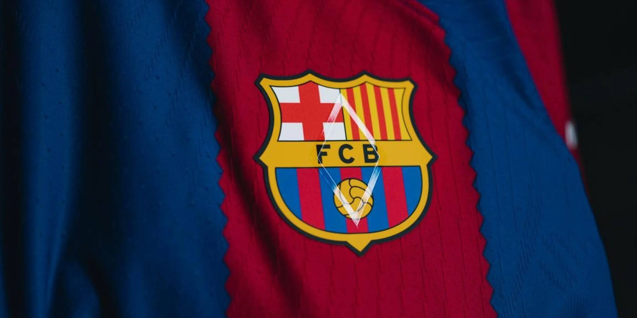 L'escut del Barça en l'equipació de la temporada 2023-2024 | FC Barcelona