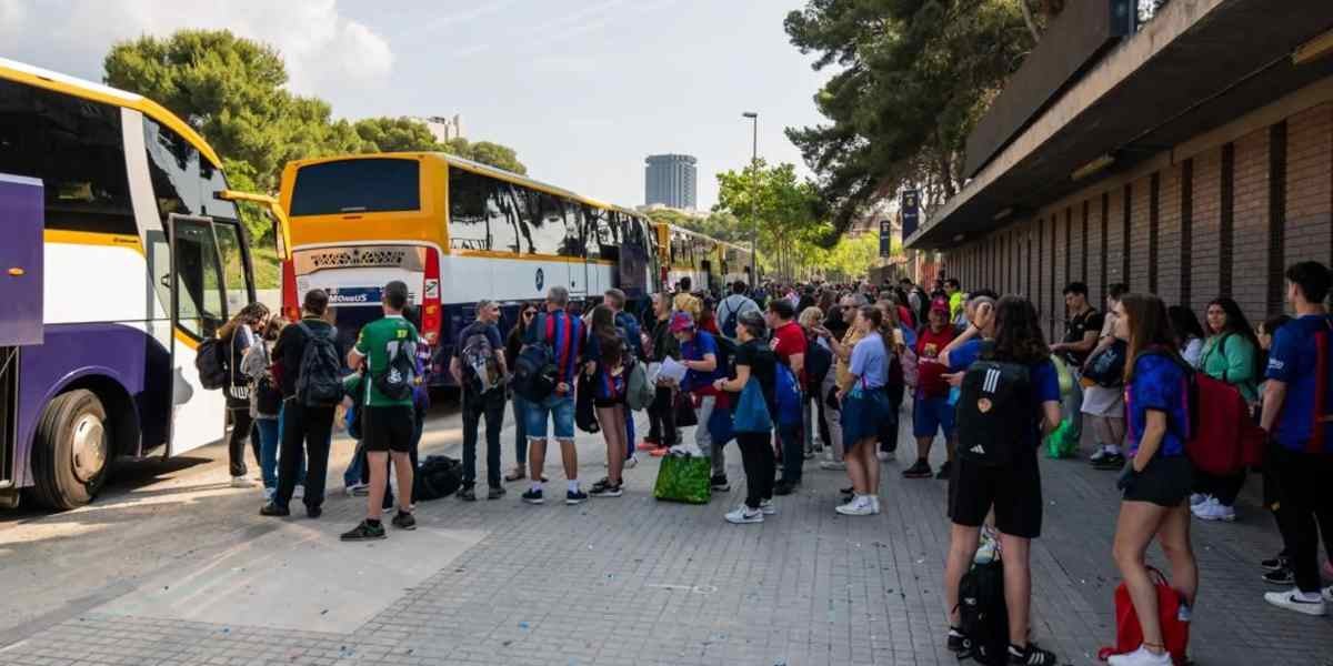 Alguns aficionats del Barça que s'han desplaçat en bus a Eindhoven | FC Barcelona