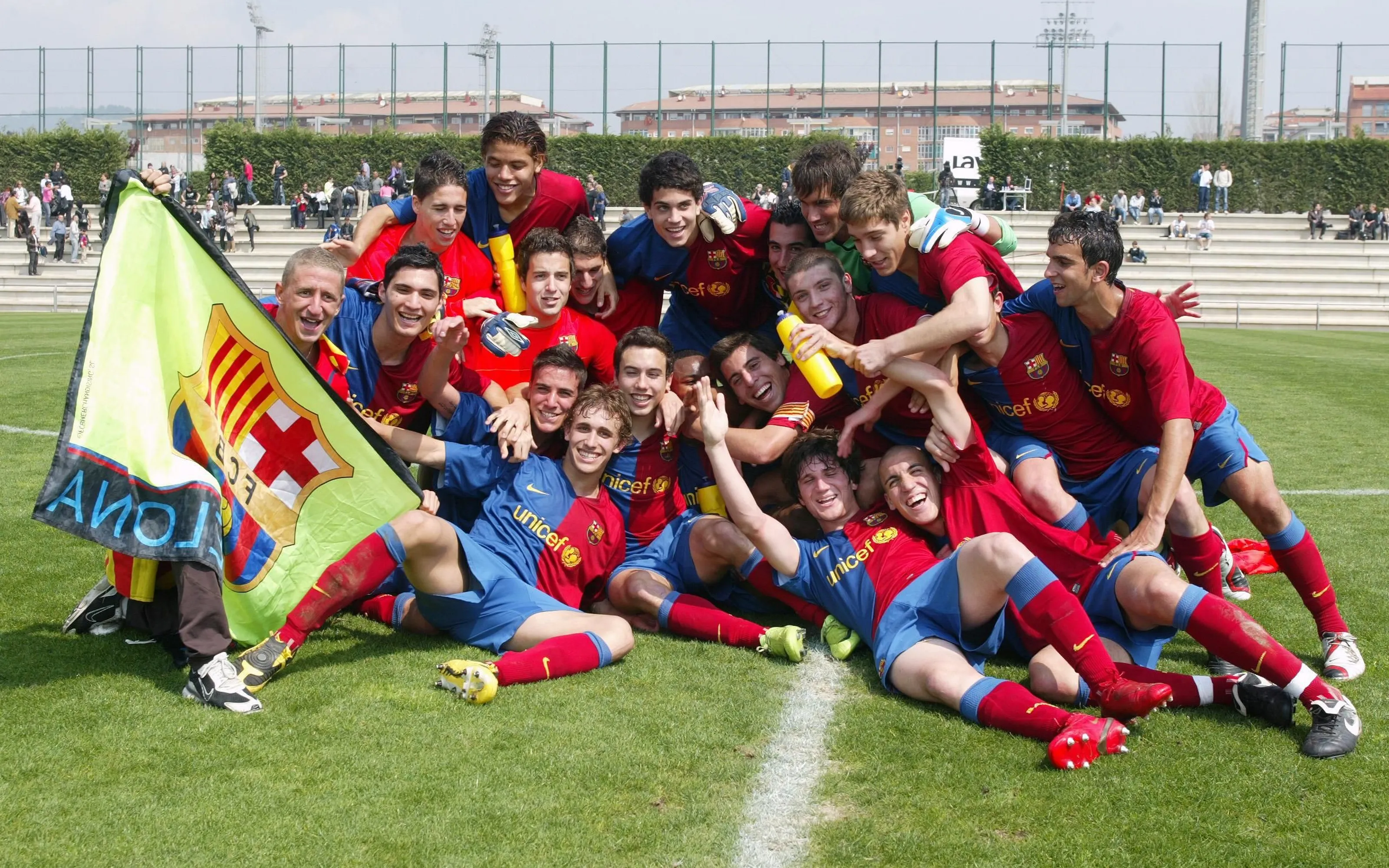 Oriol Romeu, amb Marc Bartra, Marc Muniesa i Giovani dos Santos | FC Barcelona