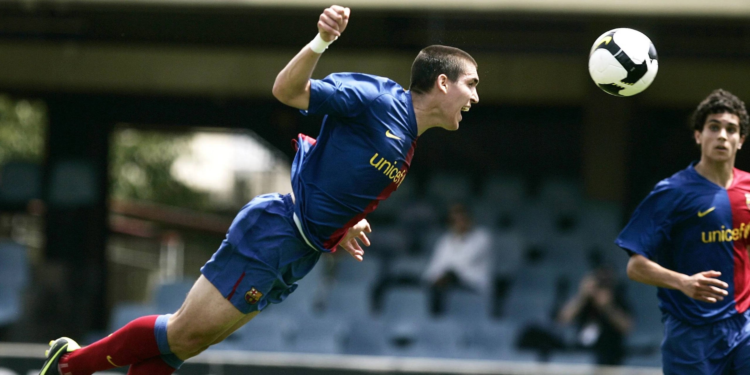 Oriol Romeu remata una pilota de cap al costat de Marc Bartra | FC Barcelona