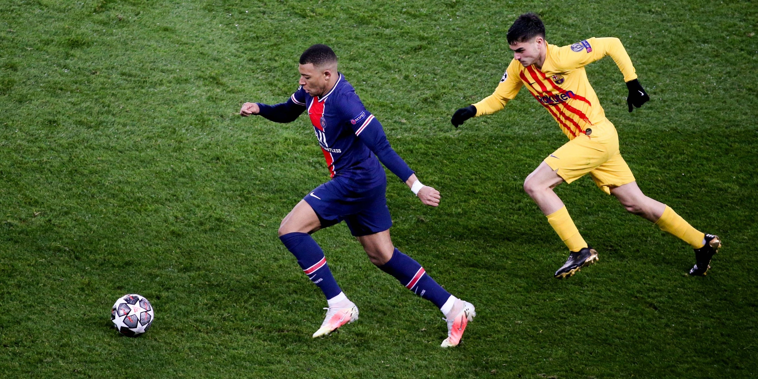 Mbappé i Pedri, durant un PSG-Barça | Europa Press