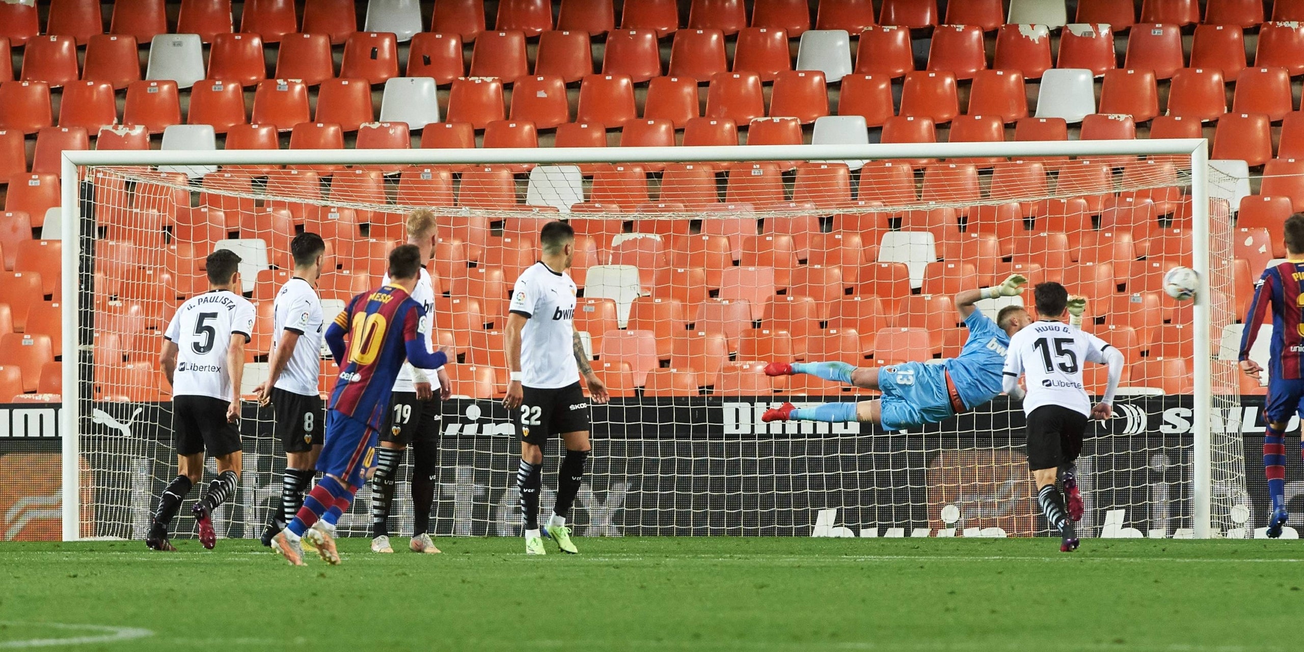 L'últim gol de falta del Barça havia estat aquest xut de Messi contra el València el maig de 2021 | Europa Press