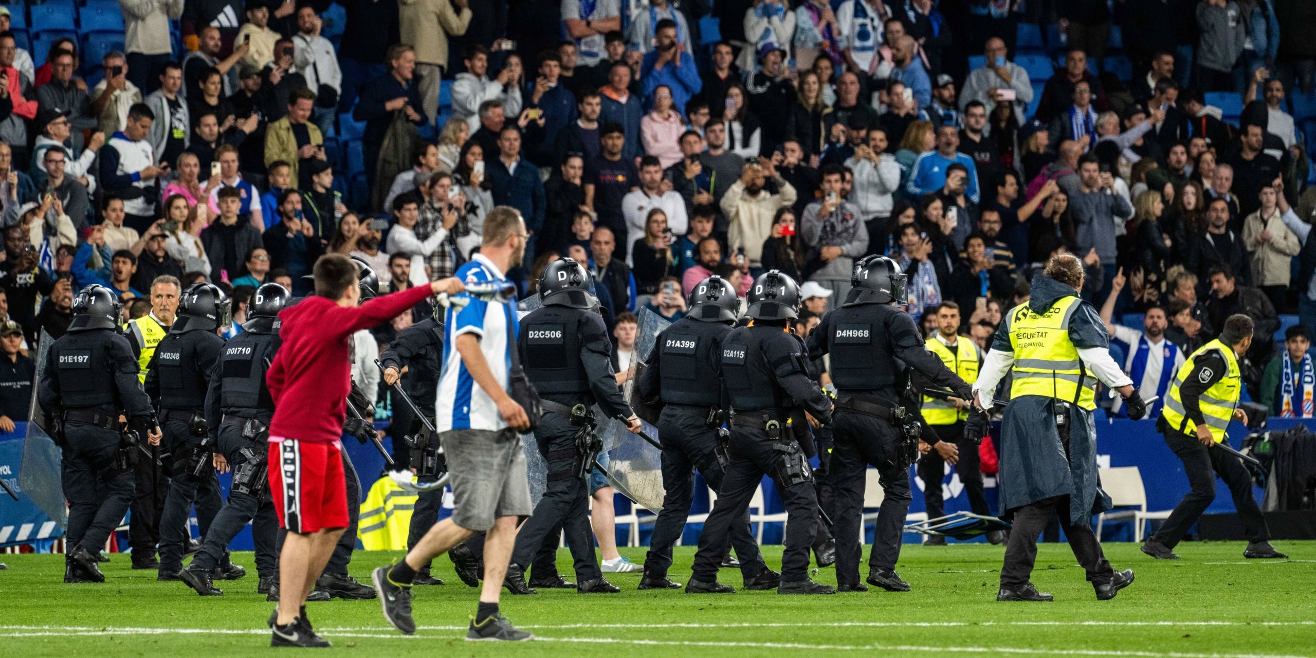 La invasió de camp dels ultres de l'Espanyol durant el derbi | Europa Press