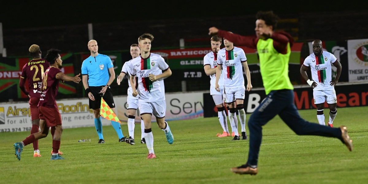 Els jugadors de Gzira i Glentoran durant la tanda de penals | UEFA