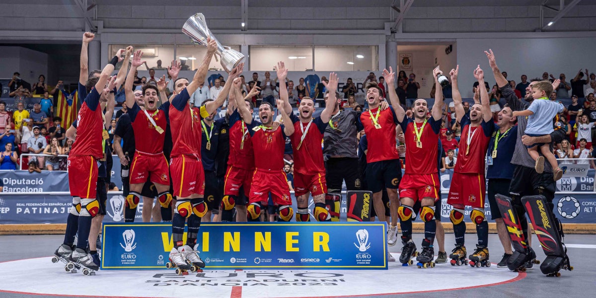 La selecció espanyola alçant-se campiona d'Europa | @FedPatinaje
