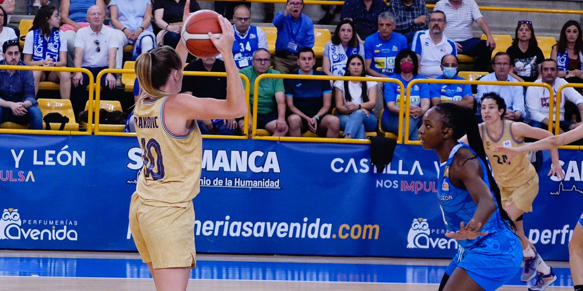 Kristina Rakovic, llançant a cistella en un partit | Europa Press