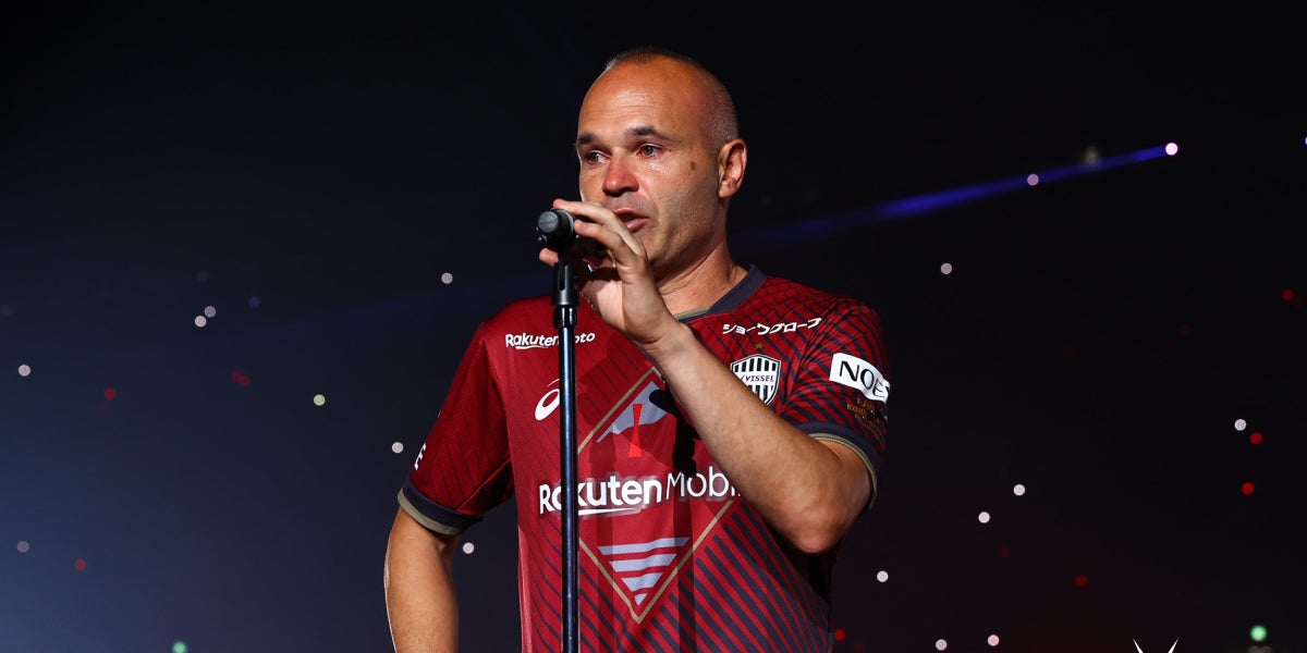 Andrés Iniesta emocionat durant el seu comiat | Vissel Kobe