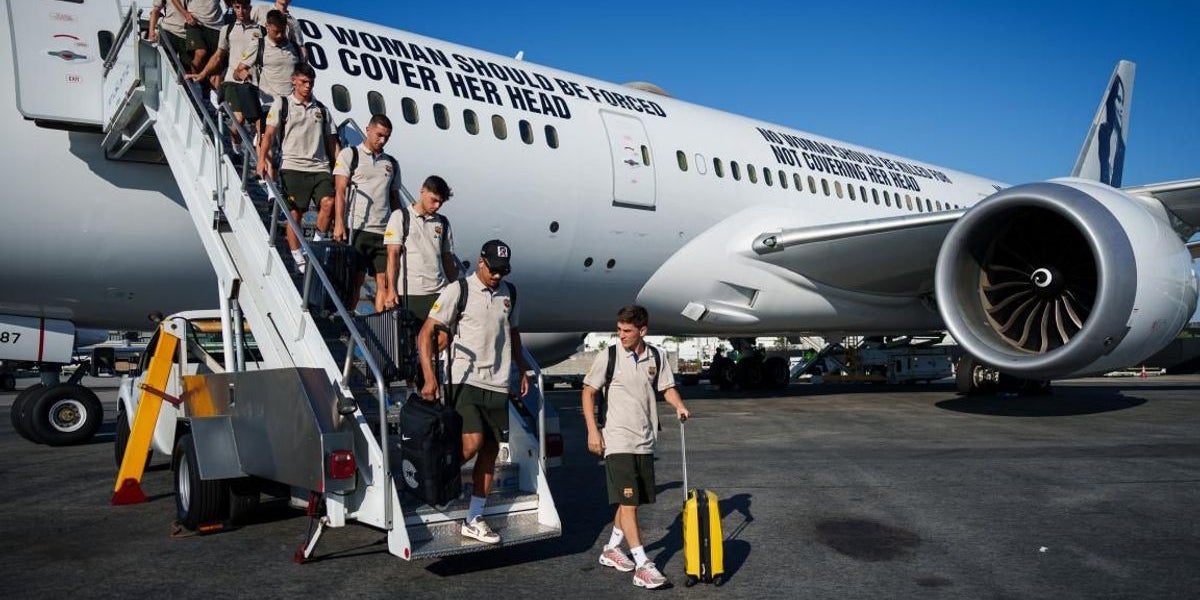 Els jugadors del Barça, baixant de l'avió | FC Barcelona