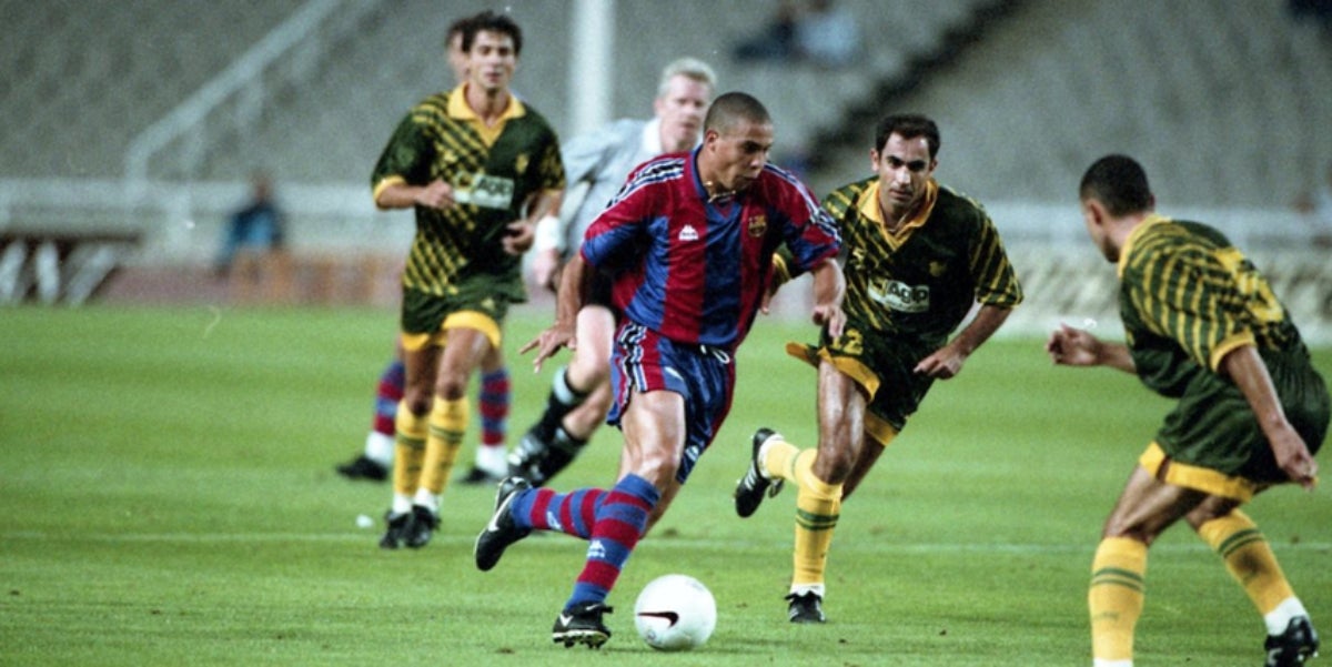Ronaldo Nazário jugant amb el Barça a Montjuïc | FC Barcelona