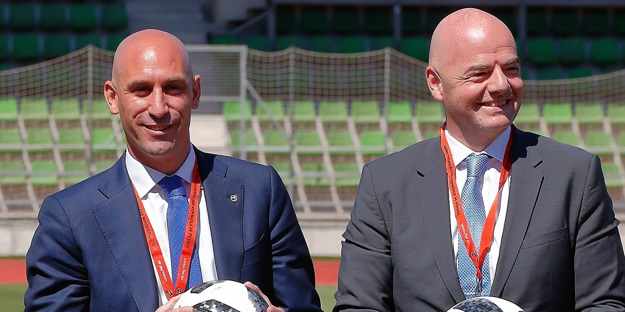 Luis Rubiales, expresidente de la RFEF, y Gianni Infantino, presidente de la FIFA | Europa Press
