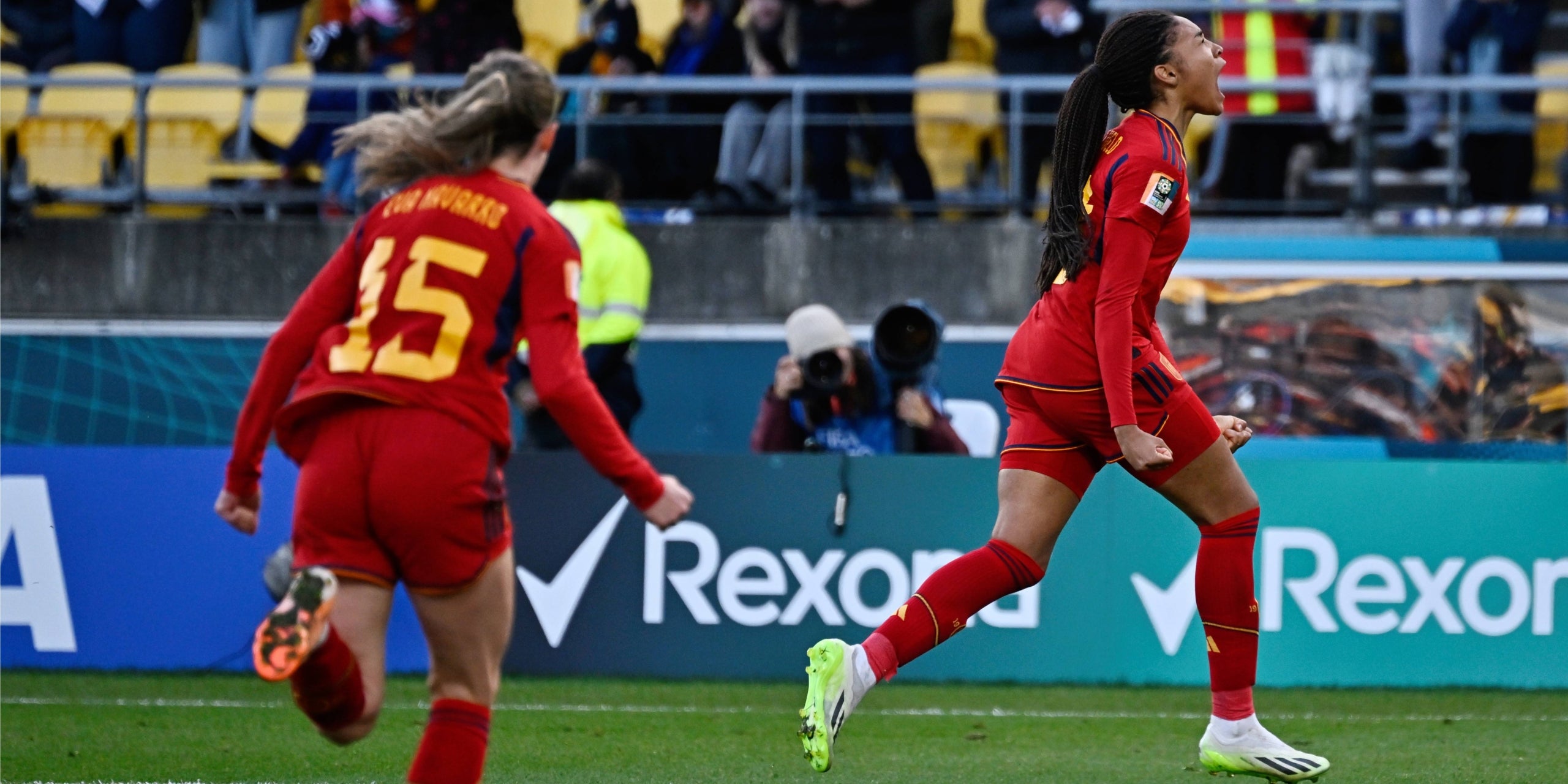 Salma Paralluelo celebra el gol de la victòria de la selecció espanyola | Europa Press