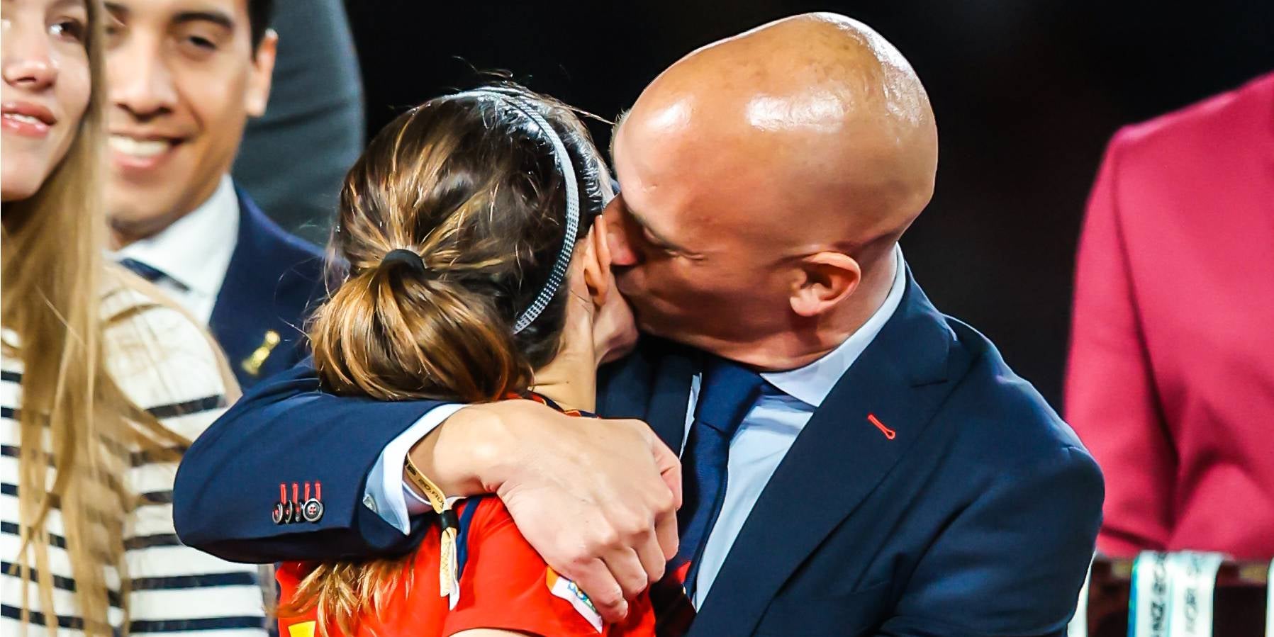 Rubiales fa un petó a Aitana Bonmatí després de guanyar el Mundial | Europa Press