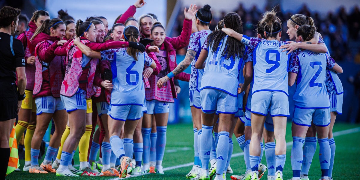 Les jugadores de la selecció espanyola celebrant | @SEFutbolFem