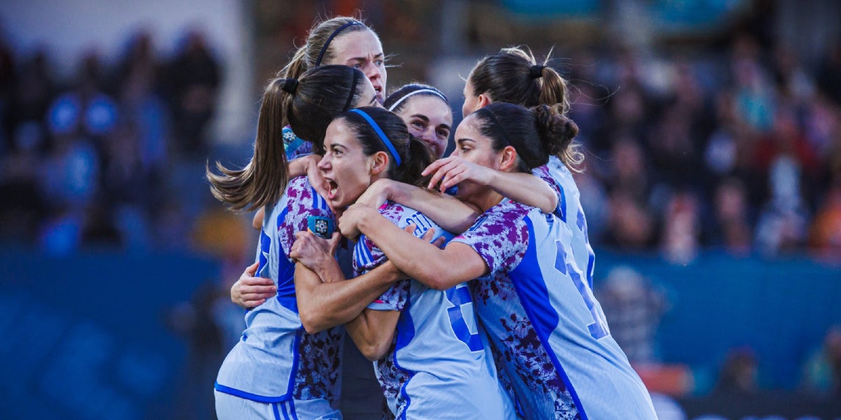 Aitana Bonmatí celebrant amb les seves companyes de la selecció | @SEFutbolFem