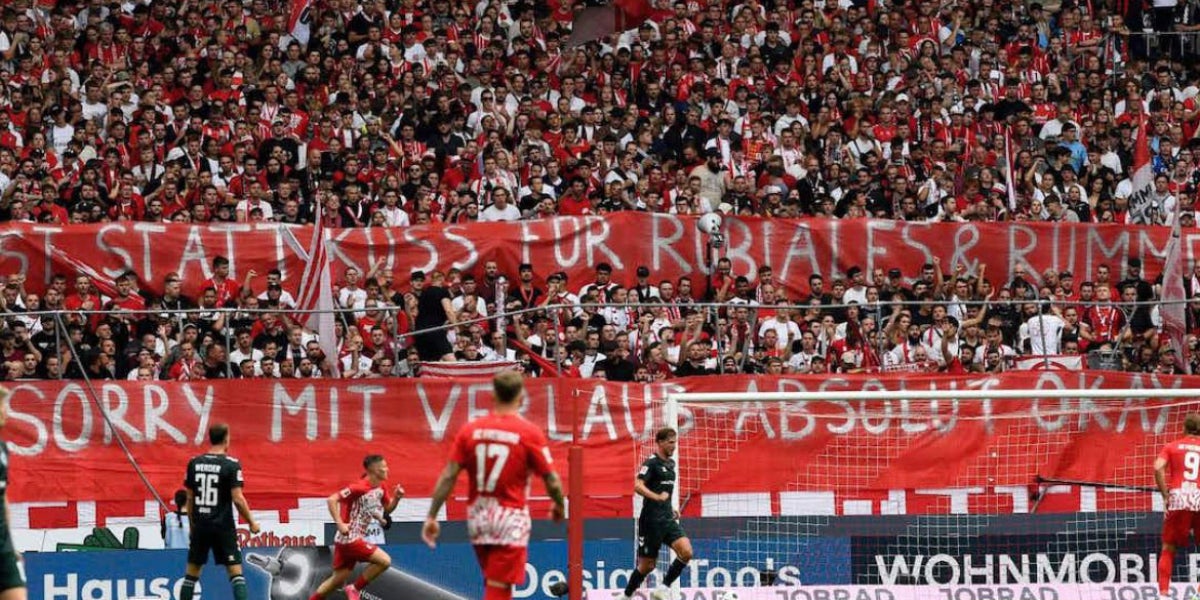 Pancarta contra Rubiales i Rummenigge durant el Friburg-Werder Bremen | Twitter