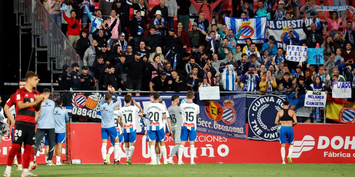 Els jugadors de l'Espanyol celebrant amb els aficionats desplaçats a Anduva | RCD Espanyol