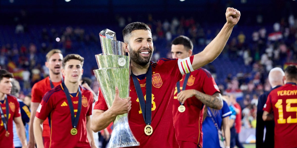 Jordi Alba amb la selecció espanyola aixecant la Nations League | @sefutbol