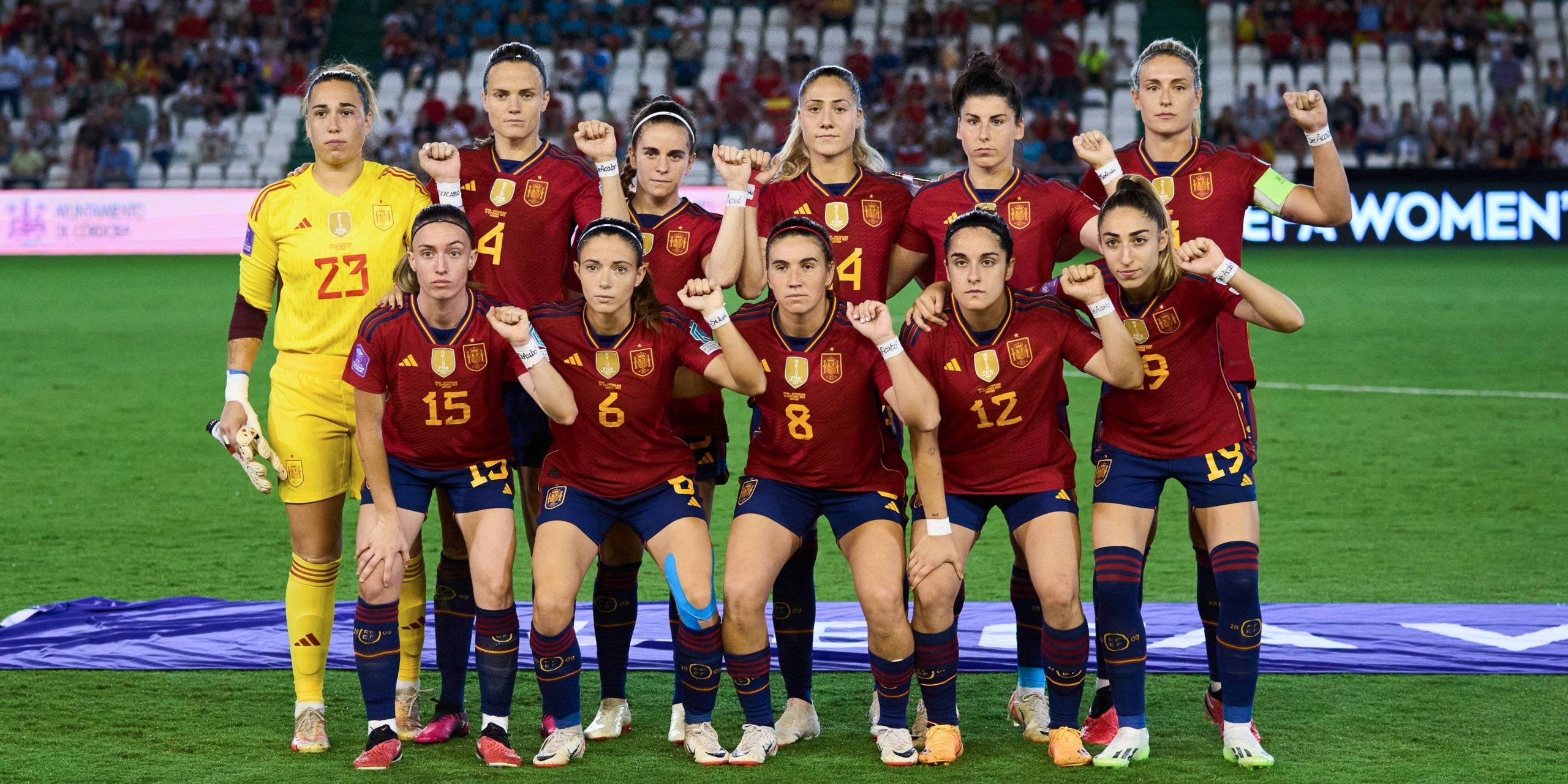 Las jugadoras de la selección española, con el puño levantado antes del partido contra Suiza | Europa Press