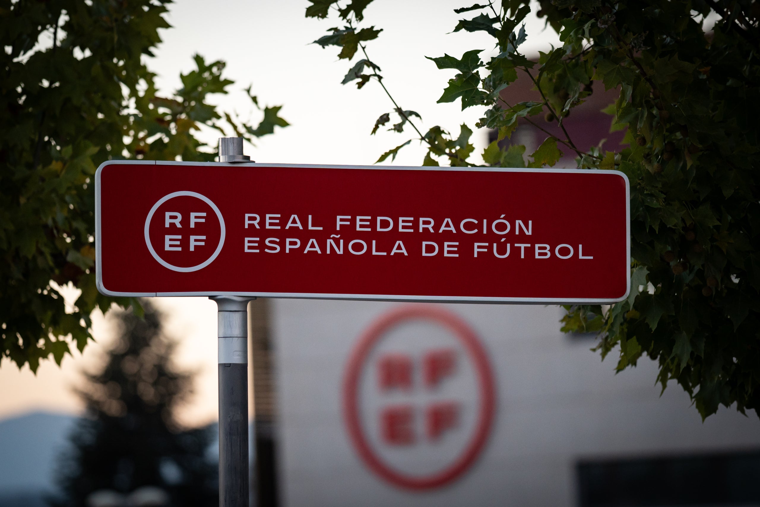 Un cartell de la Reial Federació Espanyola de Futbol (RFEF) | Europa Press
