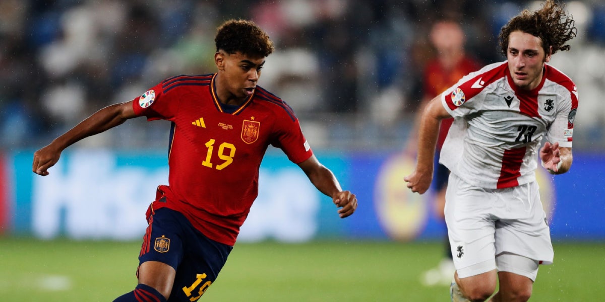 Lamine Yamal durant el seu debut amb la selecció espanyola contra Geòrgia | @sefutbol