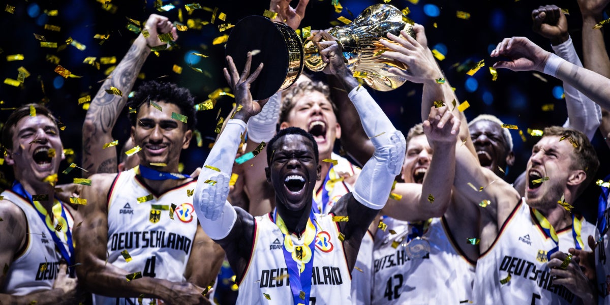 Dennis Schröder i la selecció d'Alemanya aixecant el seu primer Mundial | @FIBAWC