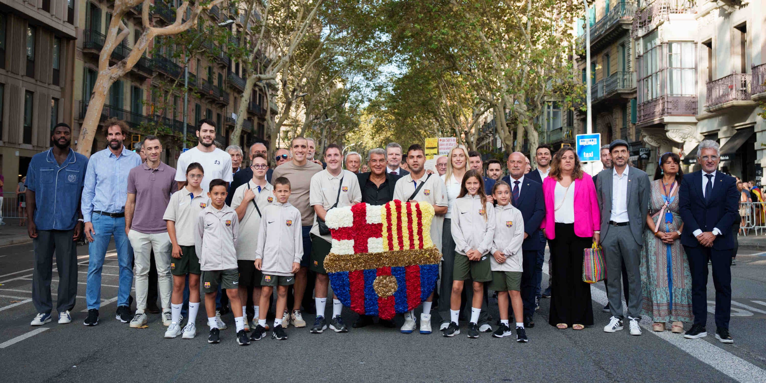 L'ofrena floral de la comitiva del Barça a la Diada 2023 | FC Barcelona