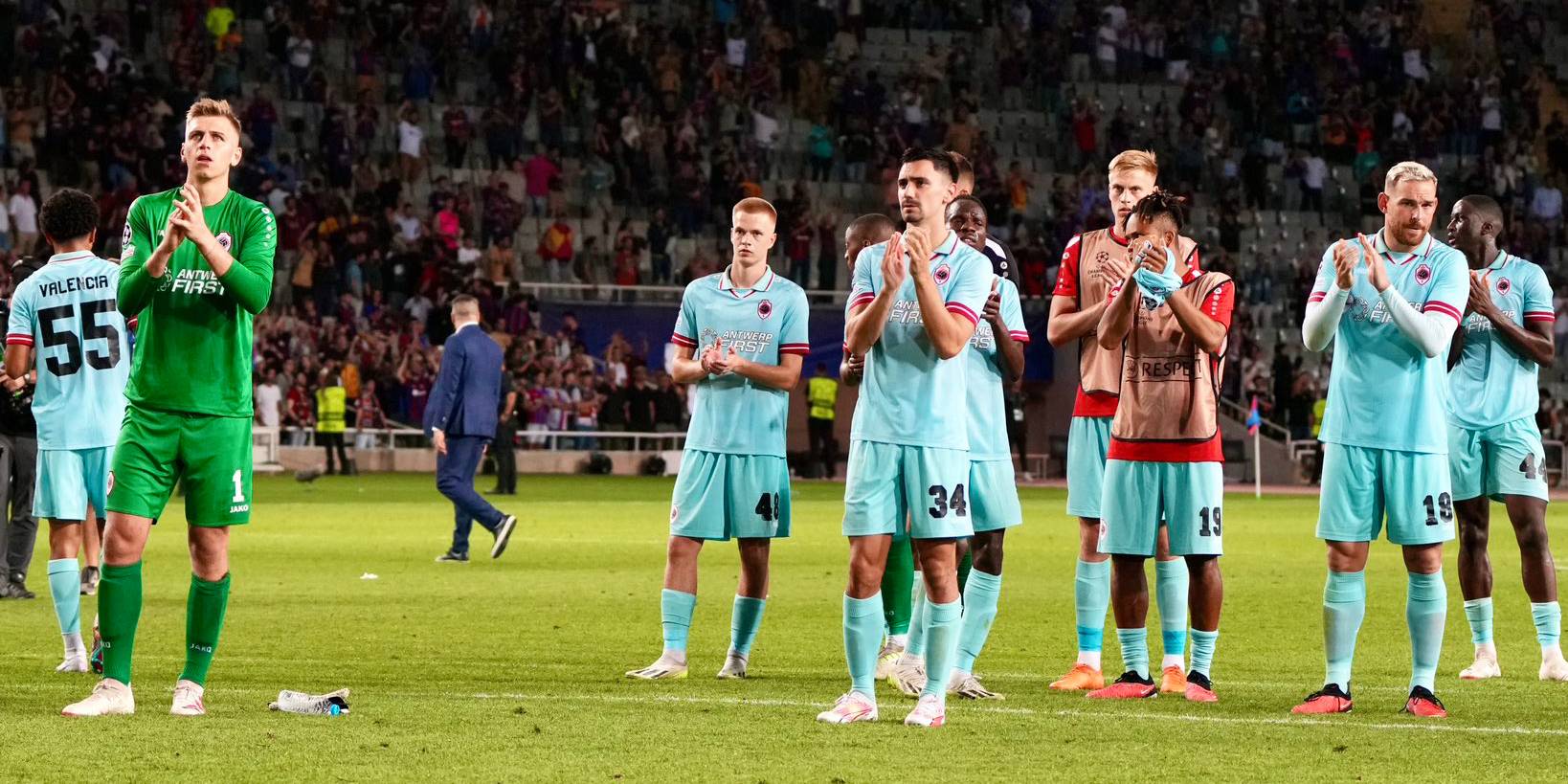 Los jugadores del Amberes aplauden a los aficionados desplazados a Barcelona | Royal Antwerp FC