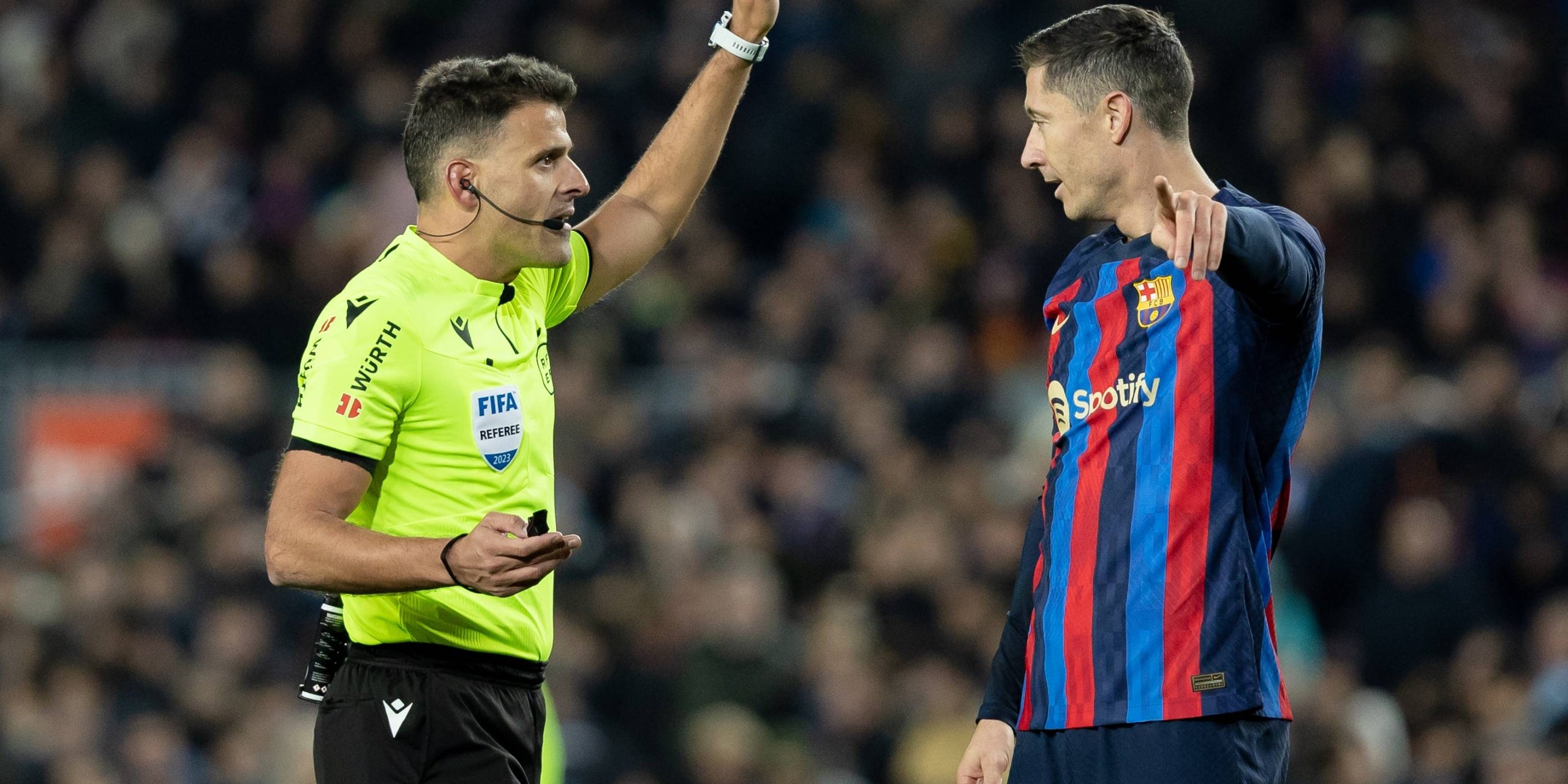 Gil Manzano i Robert Lewandowski, durant un partit | Europa Press