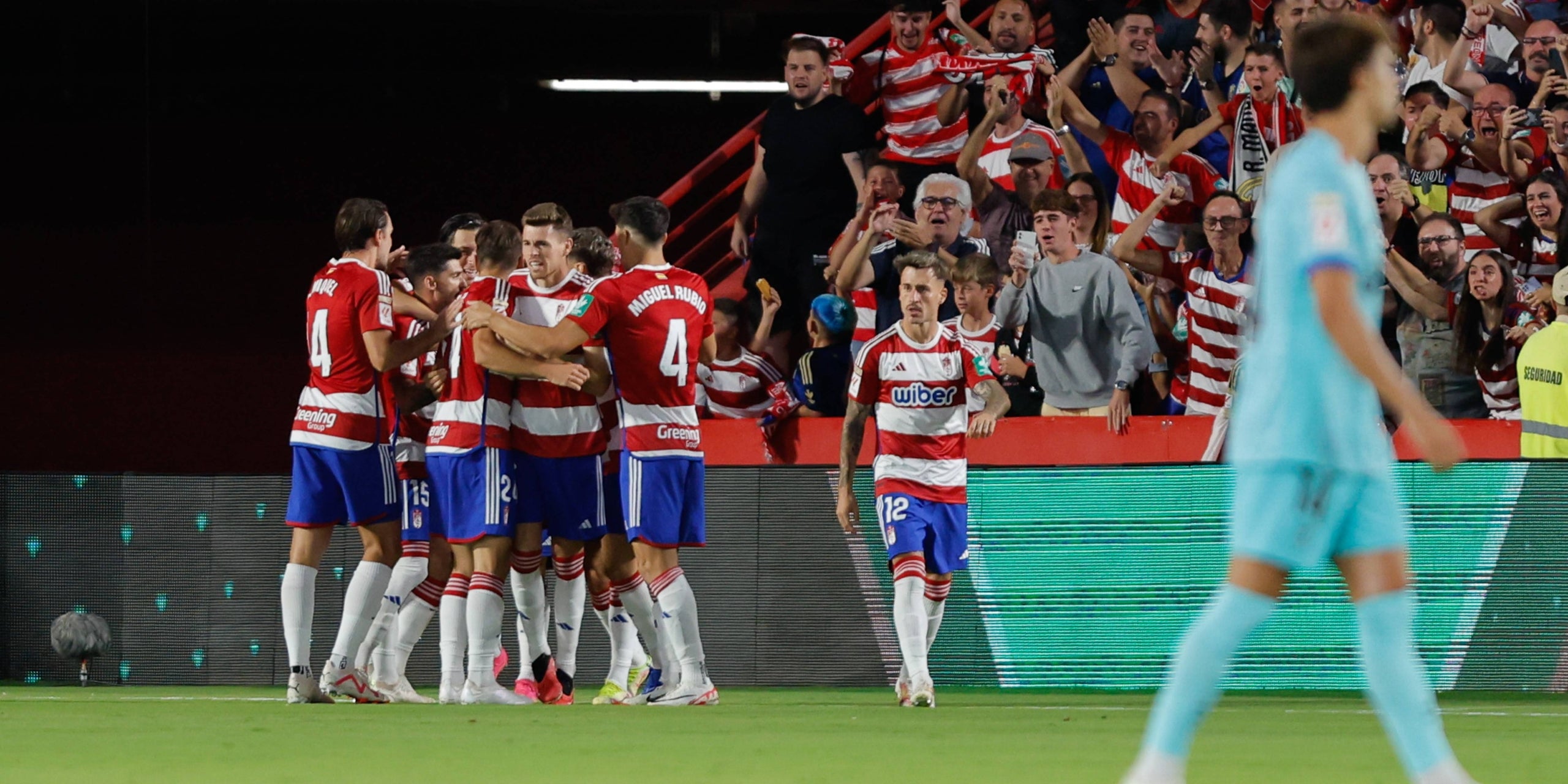 Los jugadores del Granada celebran un gol contra el Barça | Europa Press