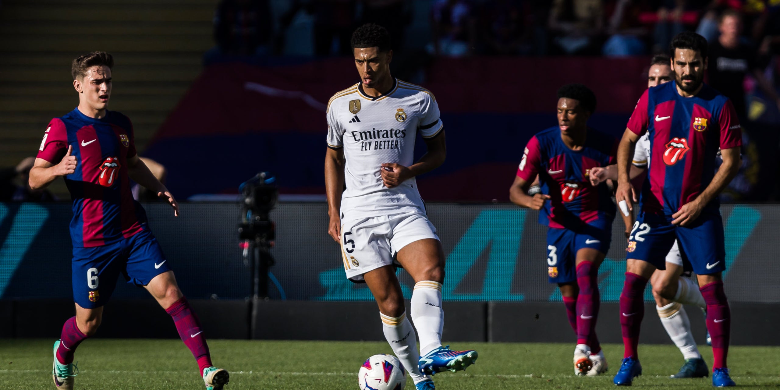 Bellingham, Gavi y Gündogan, durante el clásico | Europa Press