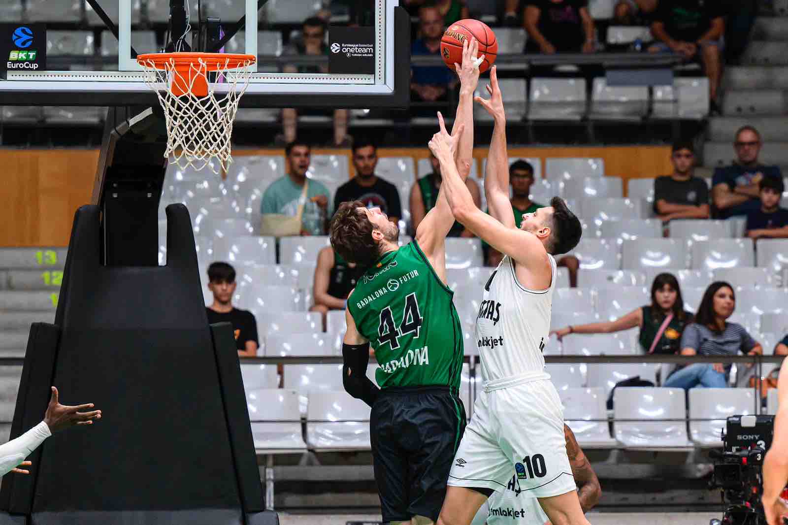 Ante Tomic, durante el partido contra el Besiktas | Club Juventud Badalona