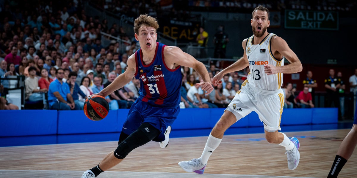 Rokas Jokubaitis essent perseguit pel 'Chacho' Rodriguez | FC Barcelona