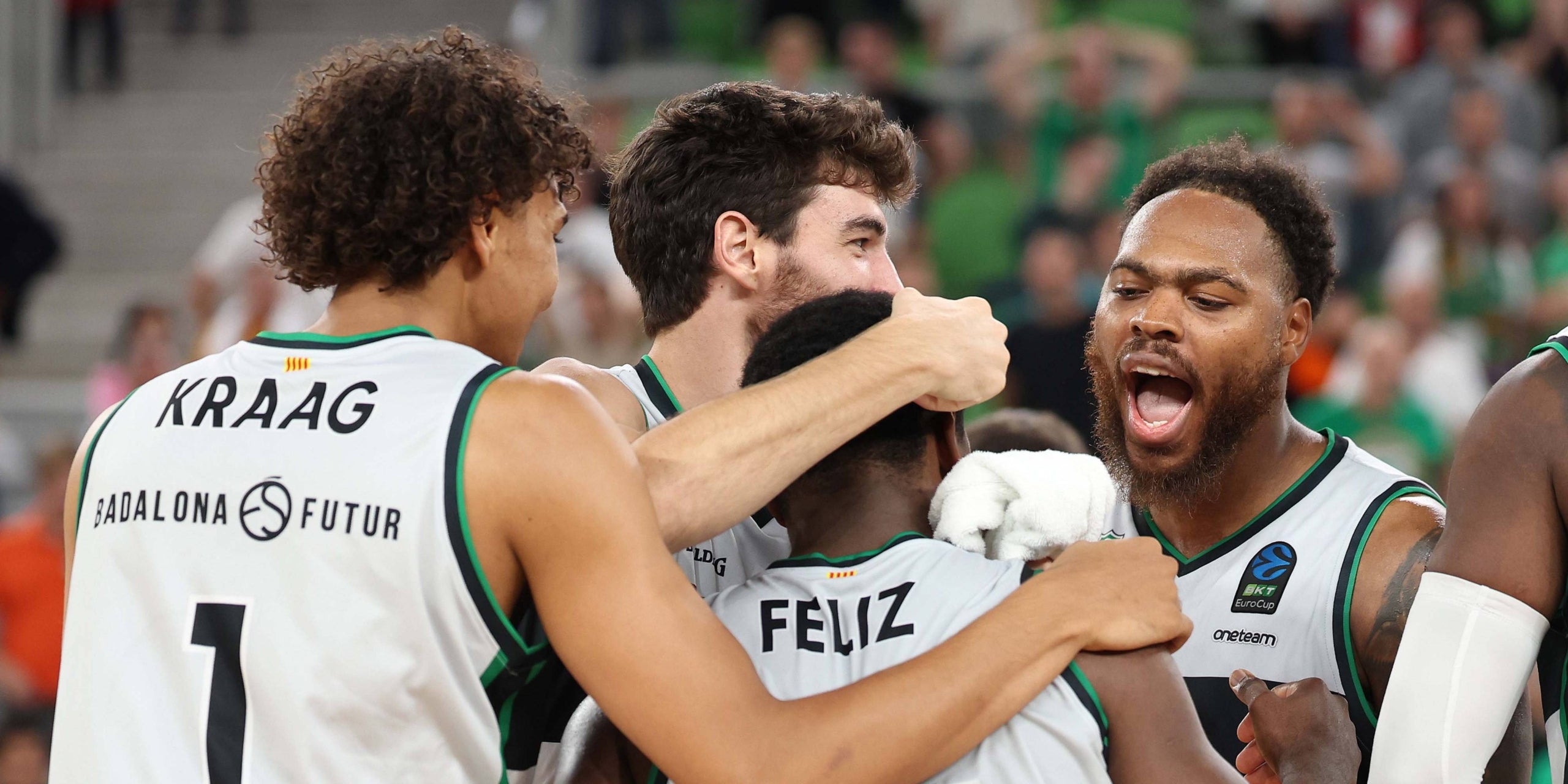 Los jugadores de la Peña, celebrando la cesta ganadora de Andrés Feliz | Juventud Badalona