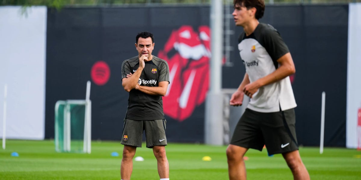 Xavi observant Marc Guiu durant un entrenament | FC Barcelona