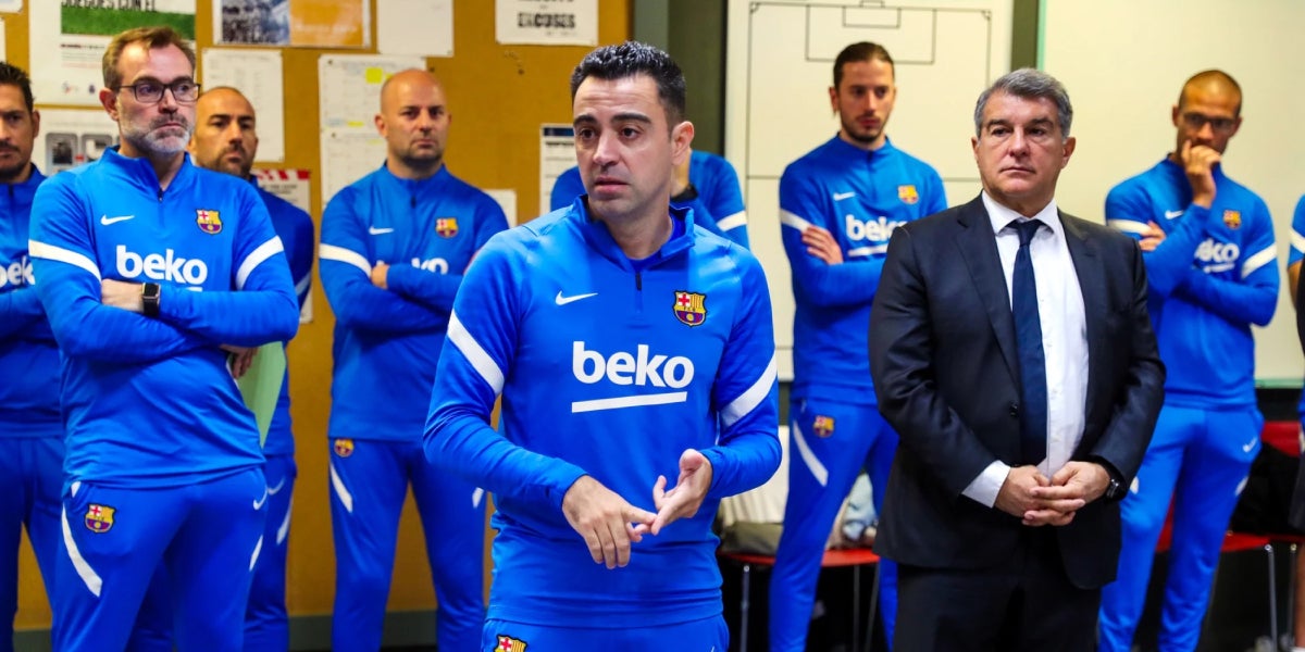 Xavi, su cuerpo técnico y Laporta, al vestuario del Barça | FC Barcelona