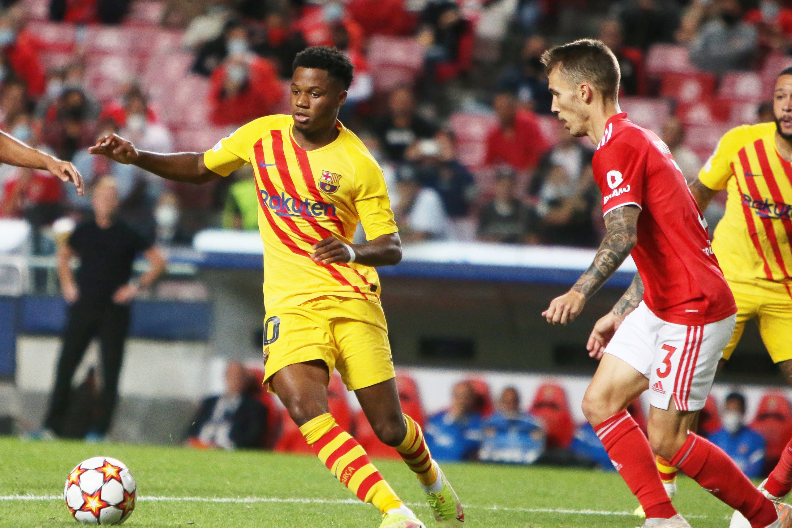 Alejandro Grimaldo, durant un partit contra el Barça | Europa Press
