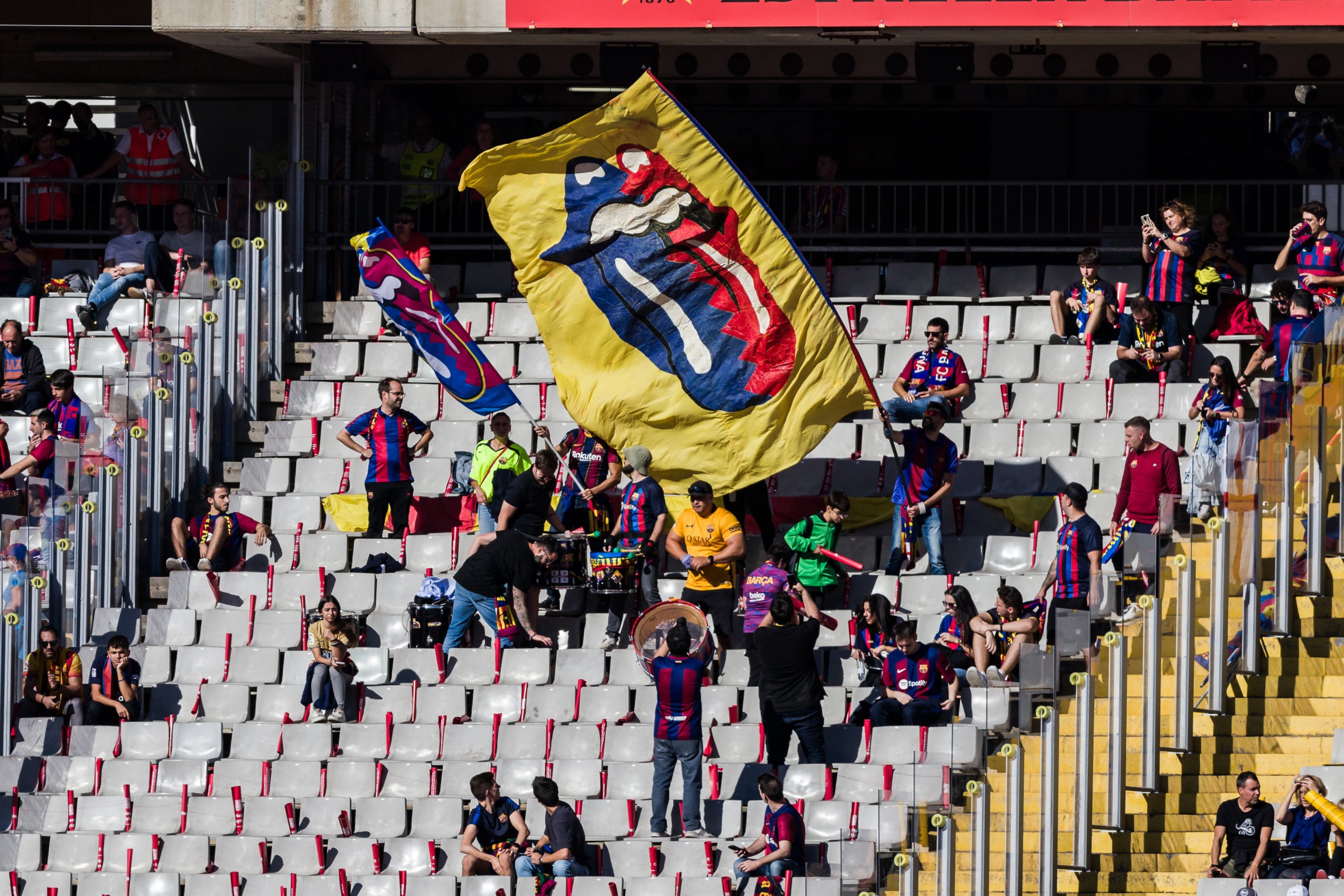 Una bandera del Barça i els Rolling Stones durant el clàssic a Montjuïc | Europa Press